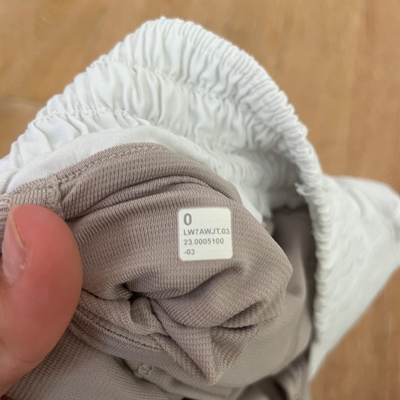 White lululemon hotty hot shorts - Picture 4 of 4